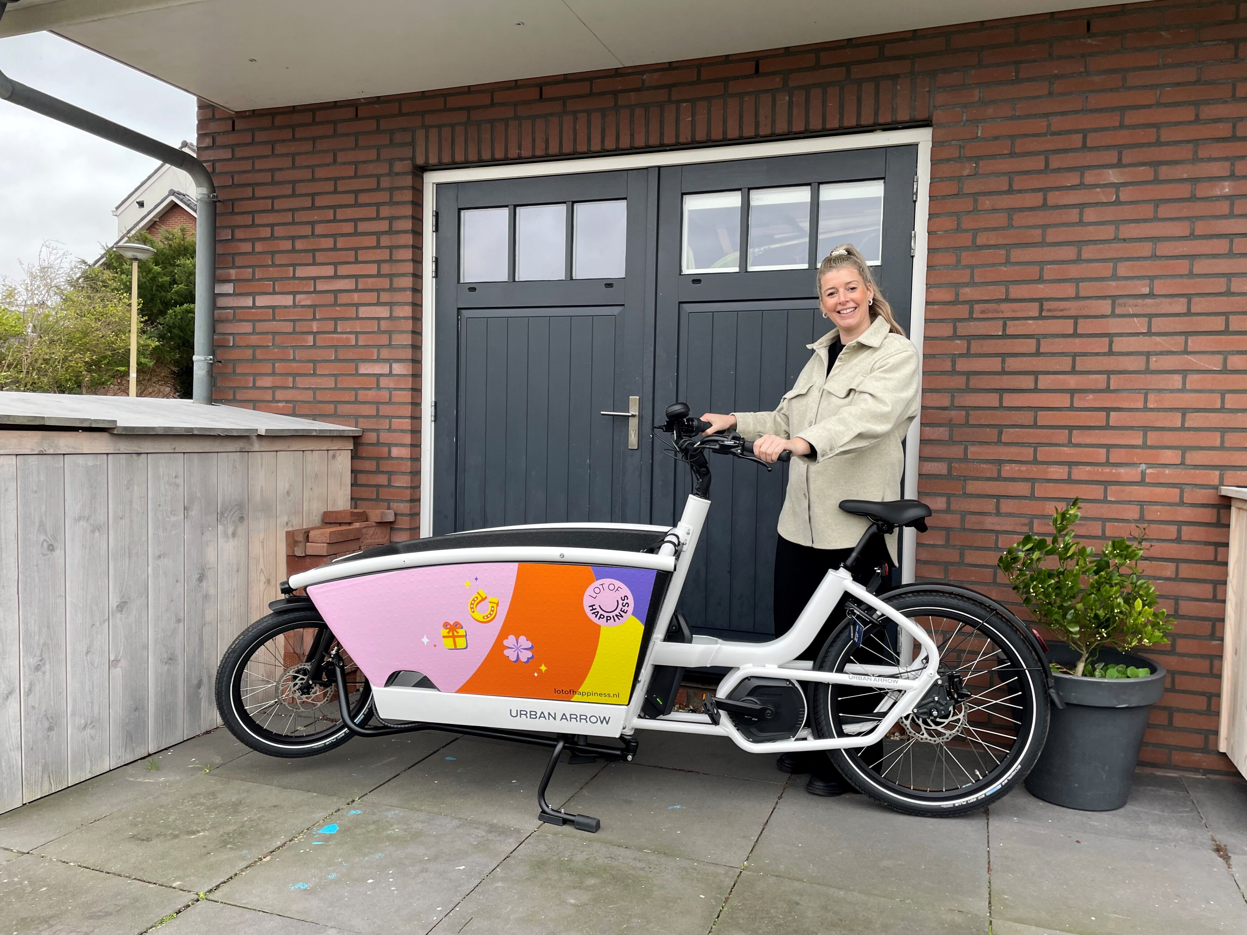 Winnaar-Nicole-Elektrische-bakfiets-Urban-Arrow-Lot-of-Happiness